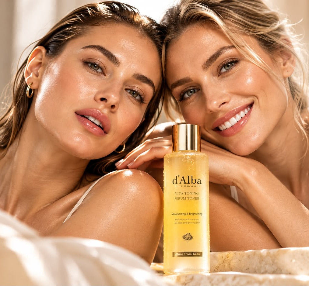 Dwie kobiety z promienną cerą i tonik-serum d’Alba Vita Toning Serum Toner | Ellemania