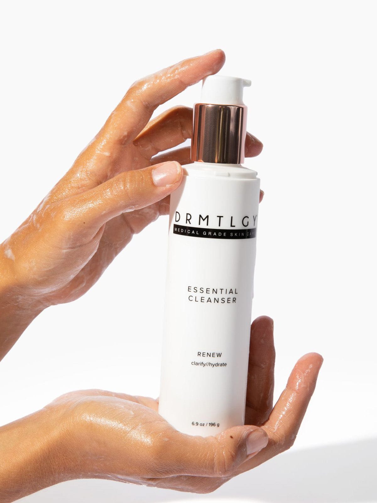 DRMTLGY Essential Cleanser - nawilżający żel do mycia twarzy z kwasem hialuronowym, niacynamidem i ceramidami 196 ml