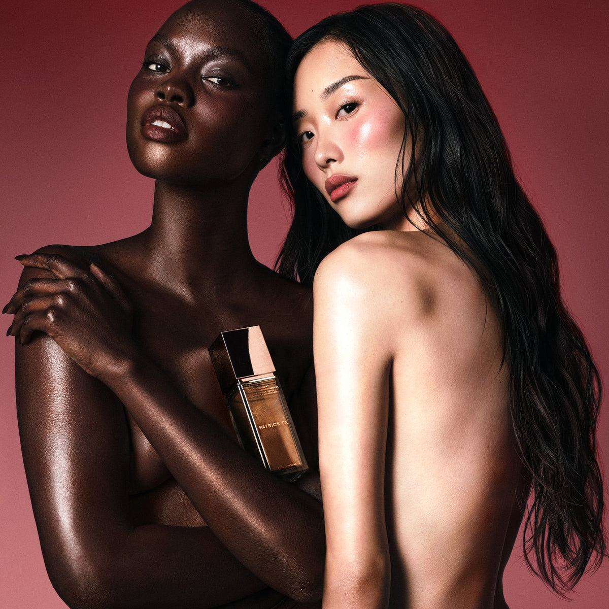 Patrick Ta Major Glow Nourishing Bronzing Body Oil - dwie modelki z rozświetloną olejkiem skórą, jedna trzyma butelkę | Ellemania