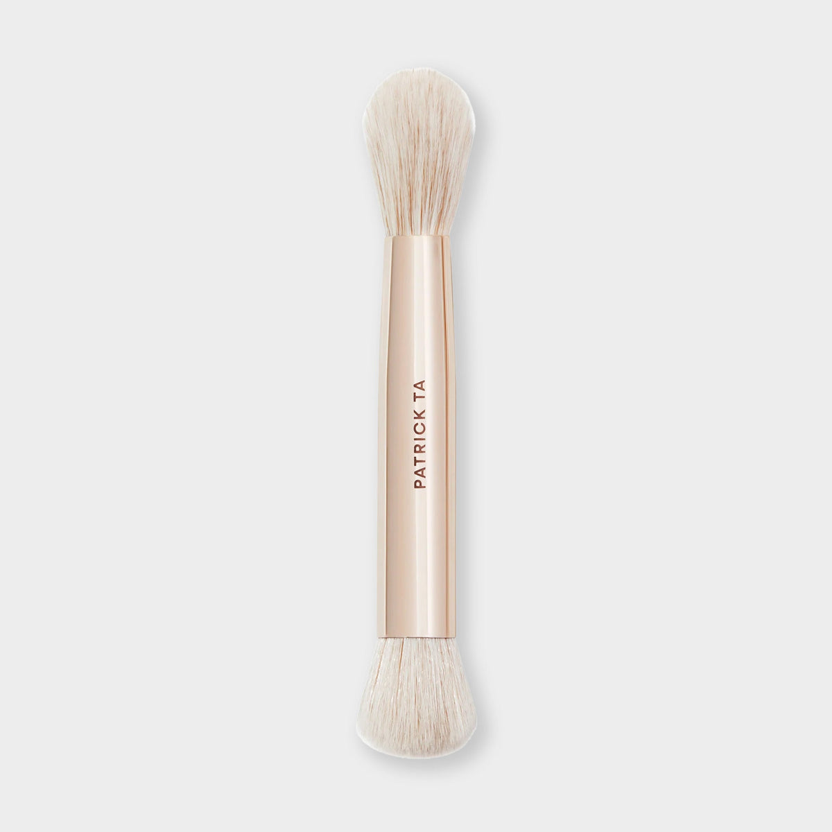 Patrick Ta Dual-Ended Complexion Brush № 2 - dwustronny pędzel do podkładu i pudru na jasnym tle | Ellemania