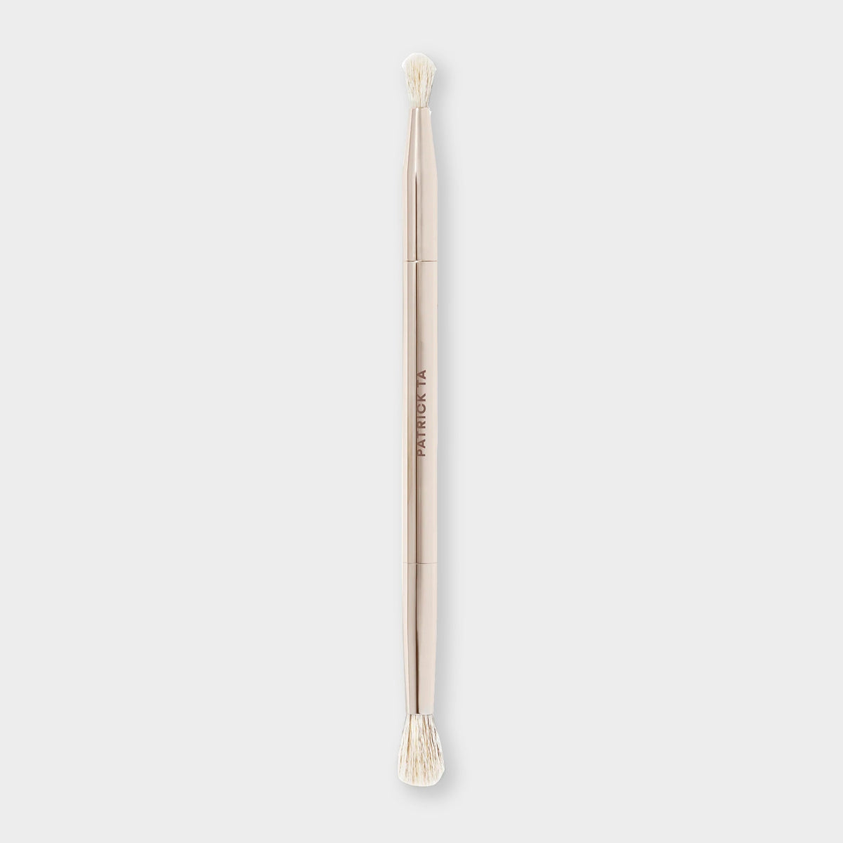 Patrick Ta Dual Ended Eye Shadow Brush - dwustronny pędzel do cieni na jasnym tle | Ellemania