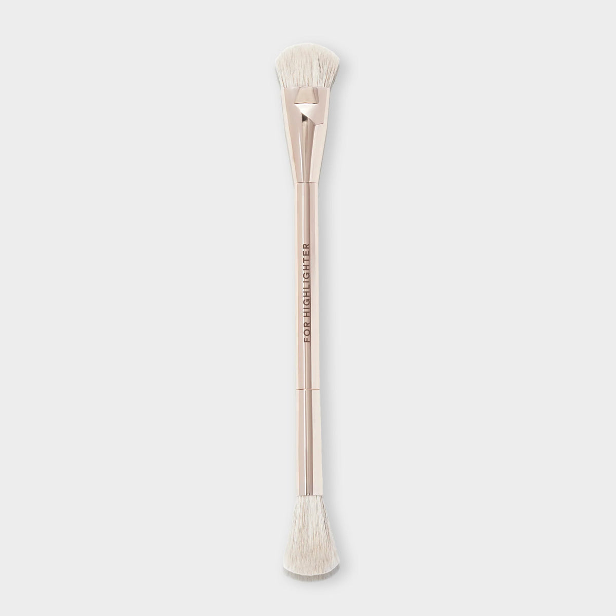 Patrick Ta Dual Ended Highlighter Brush - dwustronny pędzel do rozświetlacza na jasnym tle | Ellemania