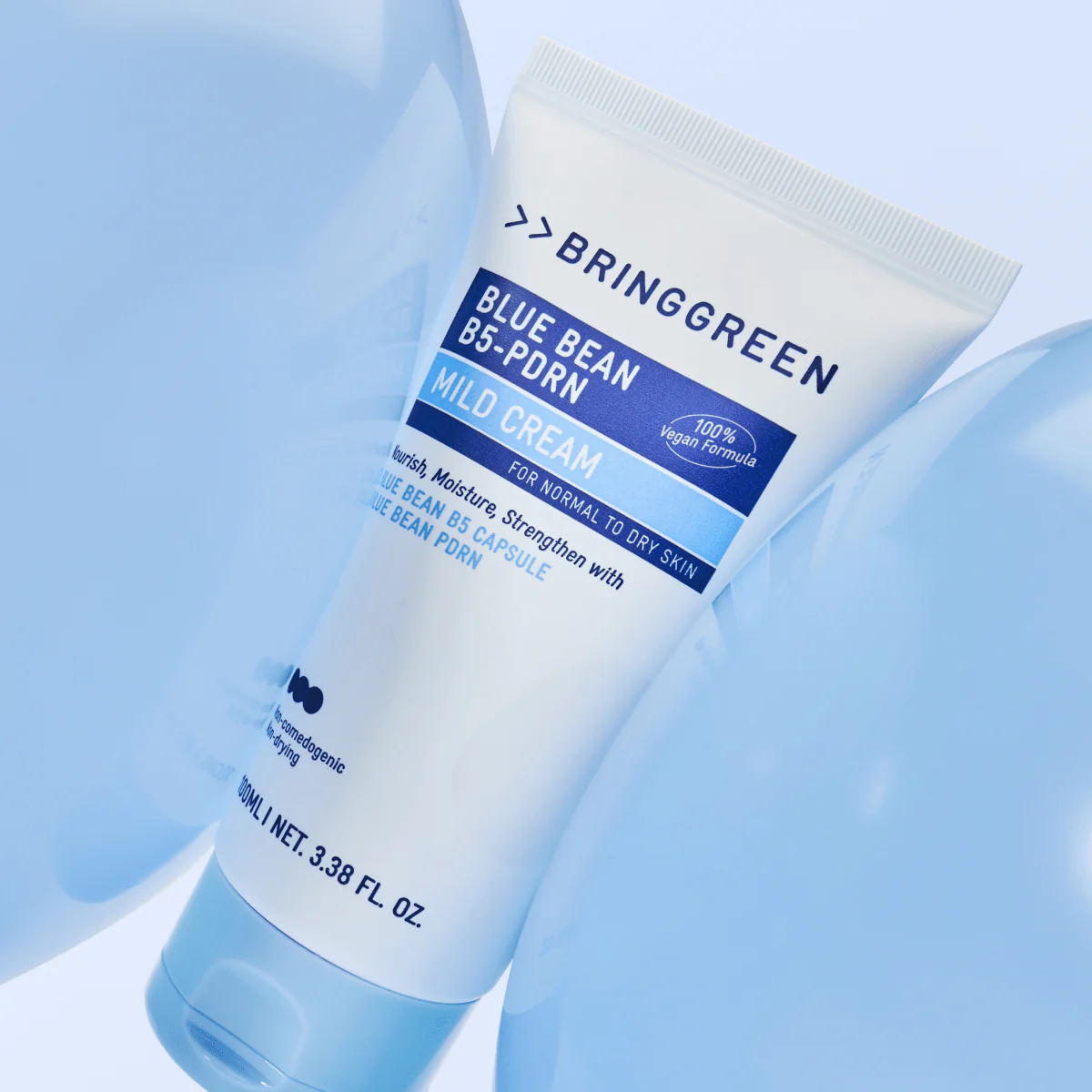 BRING GREEN Blue Bean B5-PDRN Mild Cream - tuba 100 ml ułożona ukośnie wśród niebieskich balonów | Ellemania