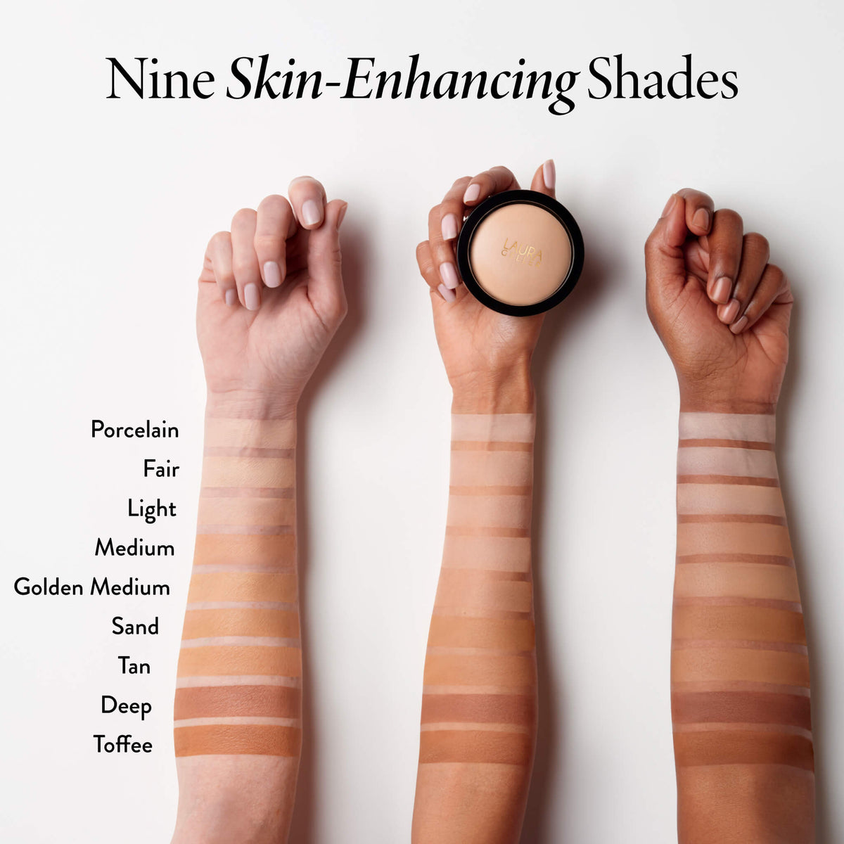 Laura Geller Double Take Baked Full Coverage Foundation - swatche odcieni na przedramionach i kompakt z podkładem | Ellemania