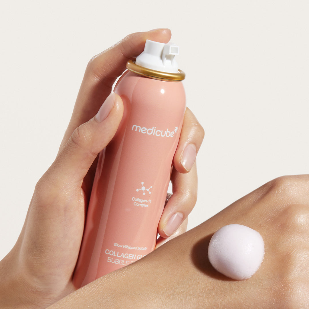 Medicube Collagen Glow Bubble Serum - dłoń z butelką i kulka musu na grzbiecie drugiej dłoni | Ellemania