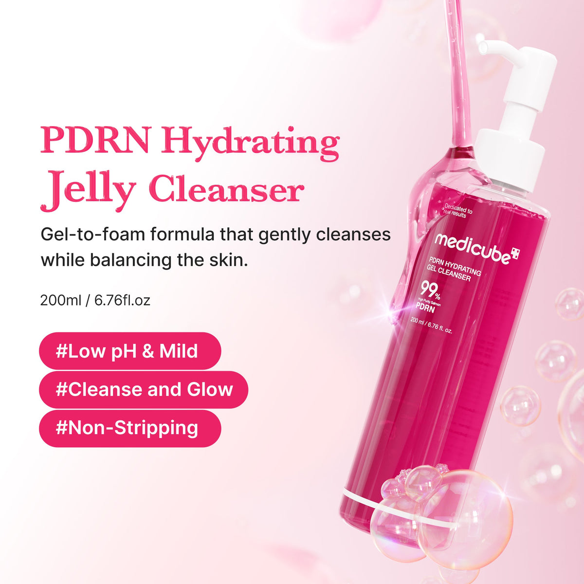 Medicube PDRN Hydrating Gel Cleanser - butelka z pompką i strużka żelu na różowym tle z bąbelkami, grafika producenta | Ellemania
