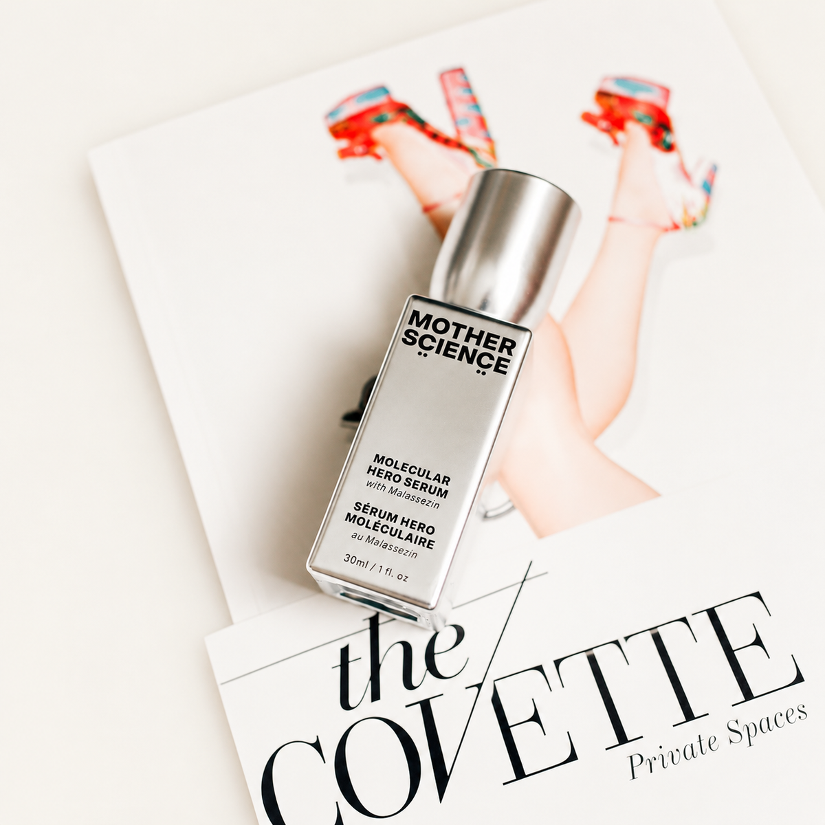 Mother Science Molecular Hero Serum 30 ml - butelka położona na magazynie z ilustracją butów na obcasie | Ellemania