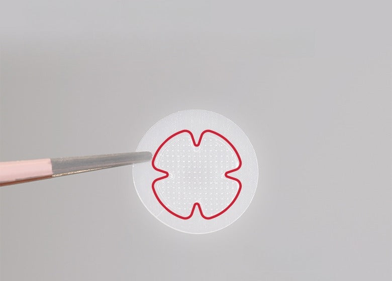 Care Plus Glutathione Whitening Patch - plaster Micro-Dot z nacięciem krzyżowym, zbliżenie (linia Micro-Dot Care Plus) | Ellemania