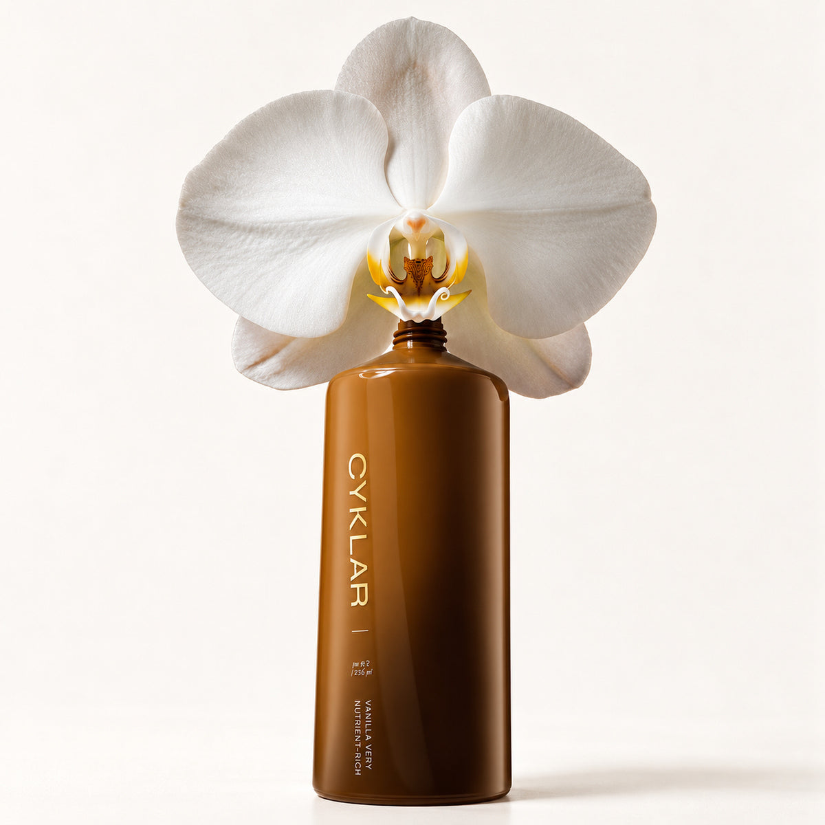 Cyklar Vanilla Verve Nutrient-Rich Body Cream 236 ml - brązowa butelka z białą orchideą | Ellemania