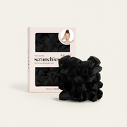 Zestaw 5 czarnych satynowych gumek do włosów Kitsch Satin Sleep Scrunchies w opakowaniu od ellemania