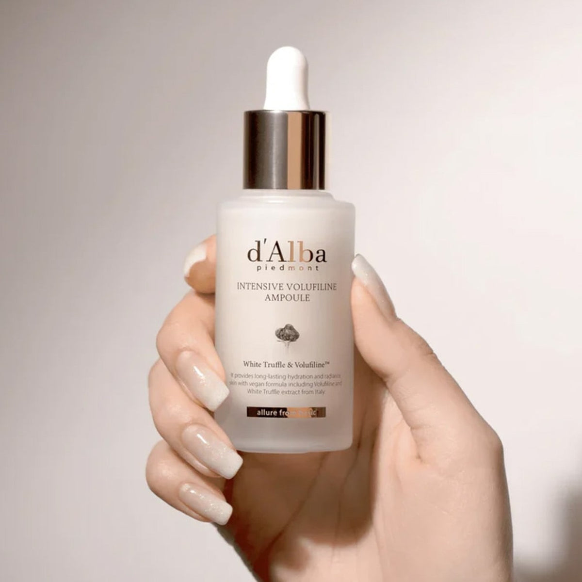 d'Alba Intensive Volufiline Ampoule 30 ml, butelka z pipetą trzymana w dłoni | Ellemania