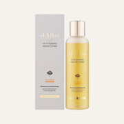 d'Alba Vita Toning Serum Toner 150 ml, butelka ze złotym zakrętką obok szarego pudełka | Ellemania