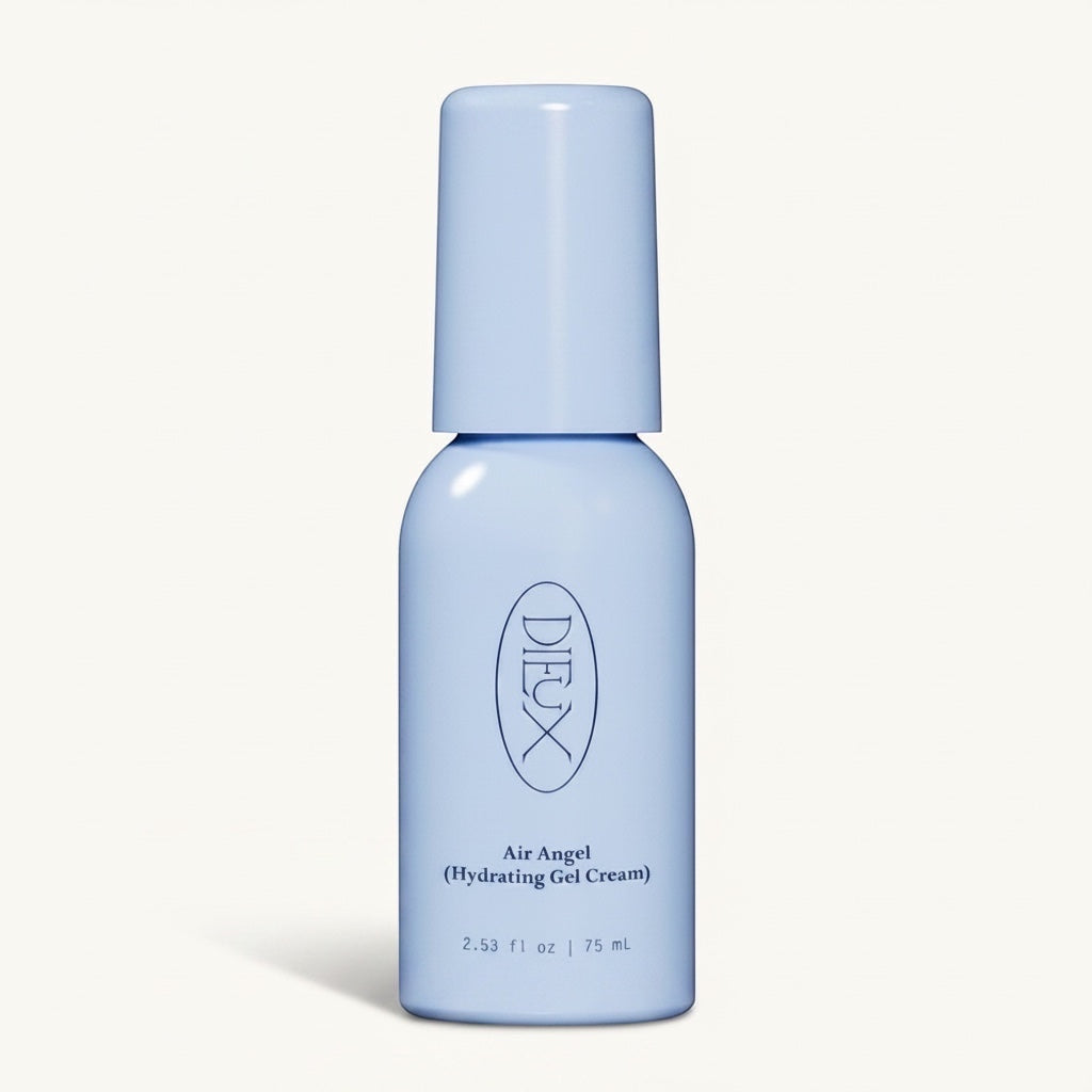 ellemania Dieux Skin Air Angel nawilżający krem-żel peptydowy w jasnoniebieskiej butelce z pompką 75 ml