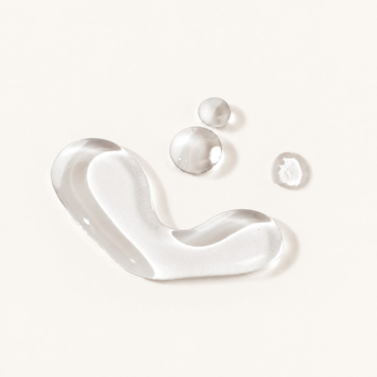 DRMTLGY Vitamin CE + F Serum 30 ml - smuga i krople przezroczystego serum na jasnym tle | Ellemania