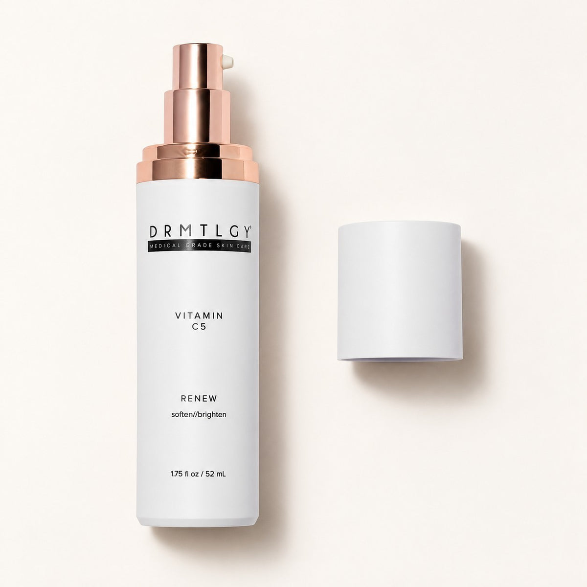 DRMTLGY Vitamin C5 Silky Antioxidant Serum 52 ml - biała butelka z pompką i zdjęta nakrętka obok, widok z góry | Ellemania