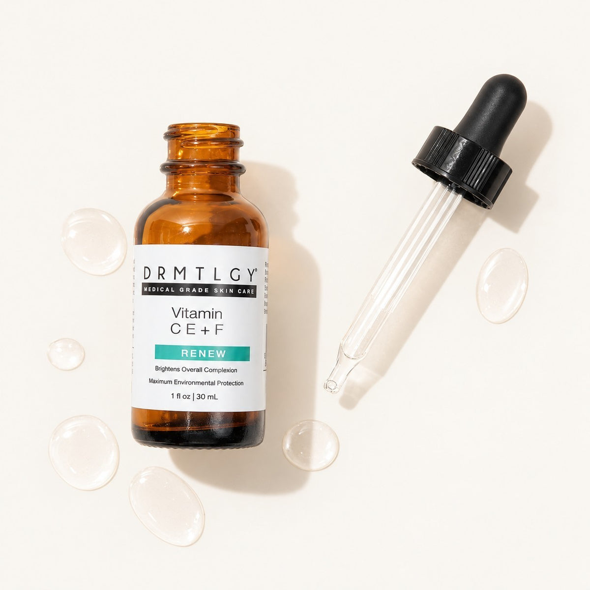 DRMTLGY Vitamin CE + F Serum 30 ml - otwarta butelka z ciemnego szkła i pipeta obok, krople serum na jasnym tle | Ellemania