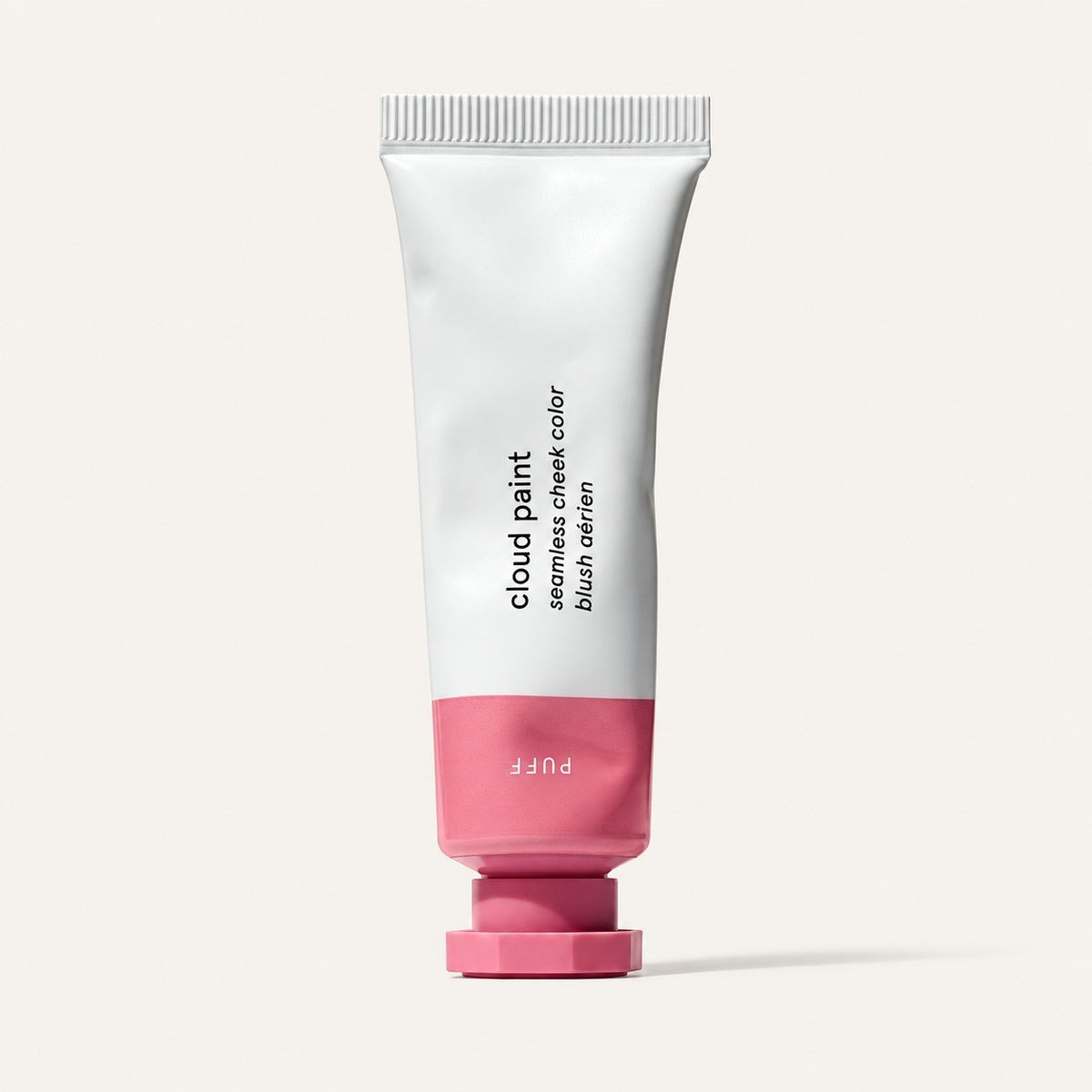 Glossier Cloud Paint - odcień Puff, biała tubka z różową końcówką i nakrętką, na opakowaniu napis Puff, jasne tło | Ellemania