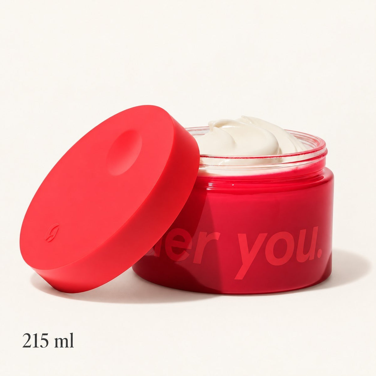 Glossier Crème de You - otwarty czerwony słoik 215 ml z białym kremem i czerwoną nakrętką po lewej stronie, napis 215 ml, na jasnym tle | Ellemania