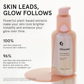 Glossier Futuredew Oil Serum Hybrid 30 ml - grafika producenta z napisem po angielsku i danymi procentowymi, butelka z pompką w kałuży produktu | Ellemania