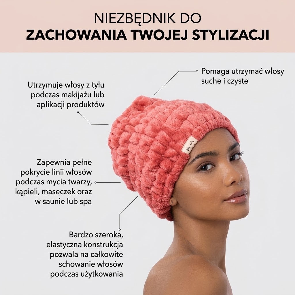 Modelka w szerokiej, różowej opasce spa Kitsch z miękkiego poliestru z recyklingu, idealnej do pielęgnacji twarzy.