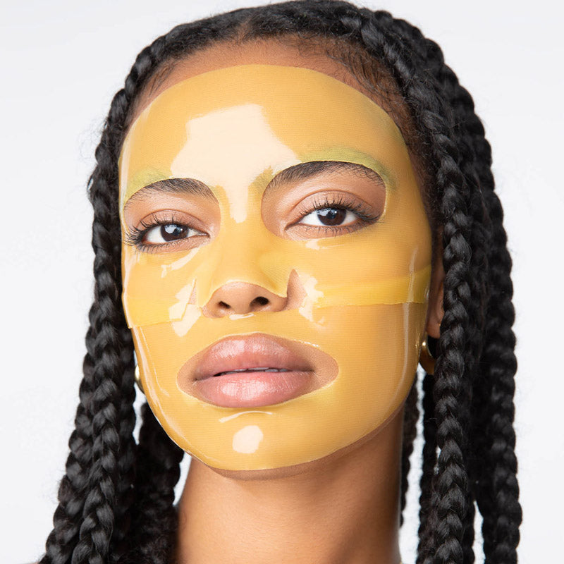 Loops Sunrise Service Brightening Face Mask - żółta maska hydrożelowa na twarzy modelki | Ellemania