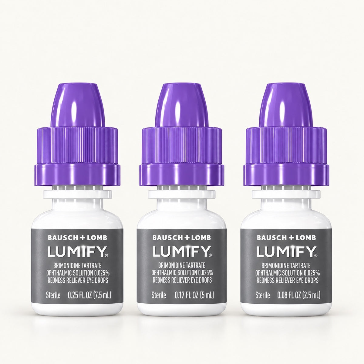 Trzy butelki kropli do oczu Lumify od ellemania z fioletowymi nakrętkami o różnych pojemnościach na jasnym tle.