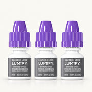 Trzy butelki kropli do oczu Lumify od ellemania z fioletowymi nakrętkami o różnych pojemnościach na jasnym tle.