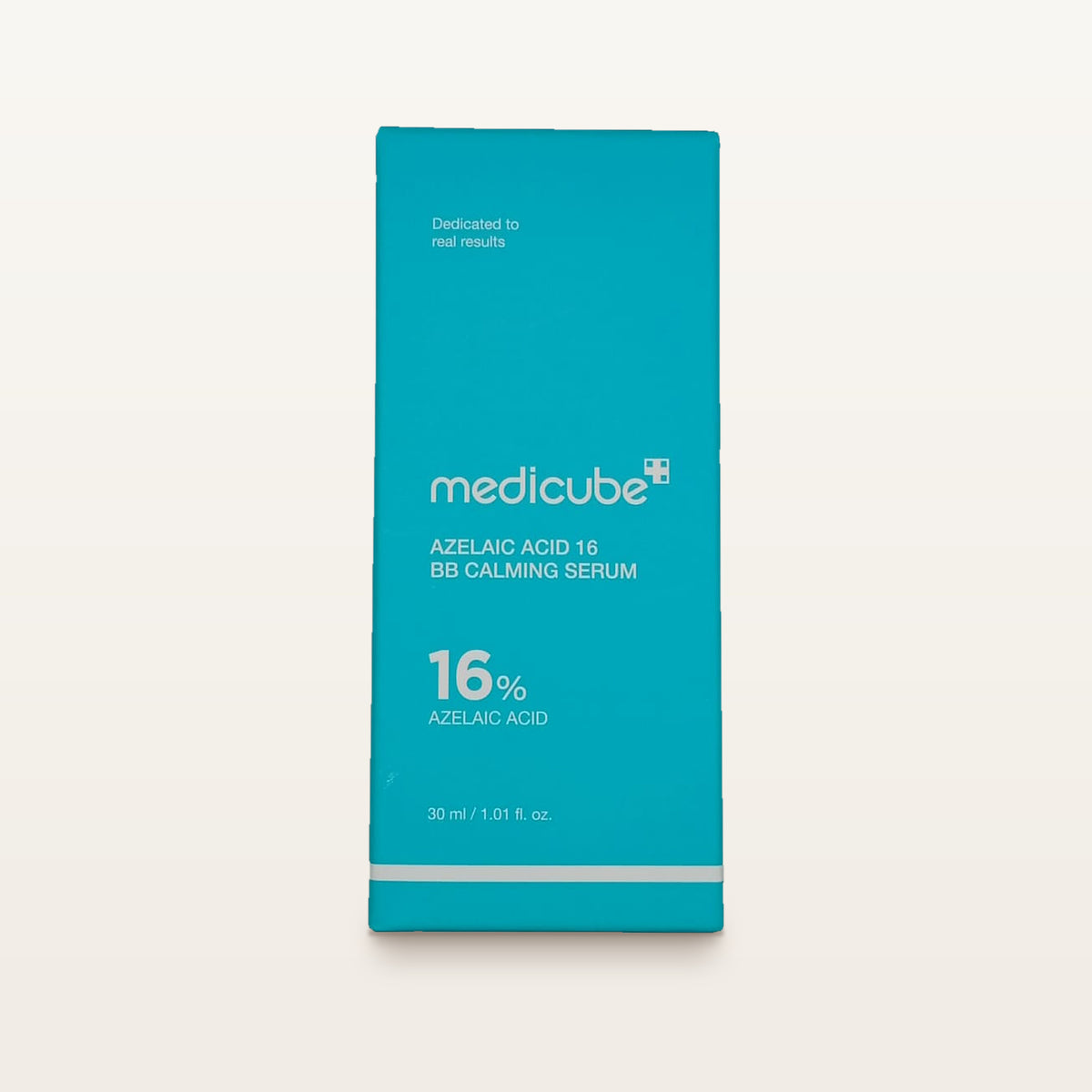 Medicube Azelaic Acid 16 BB Calming Serum - przód turkusowego pudełka 30 ml na beżowym tle | Ellemania