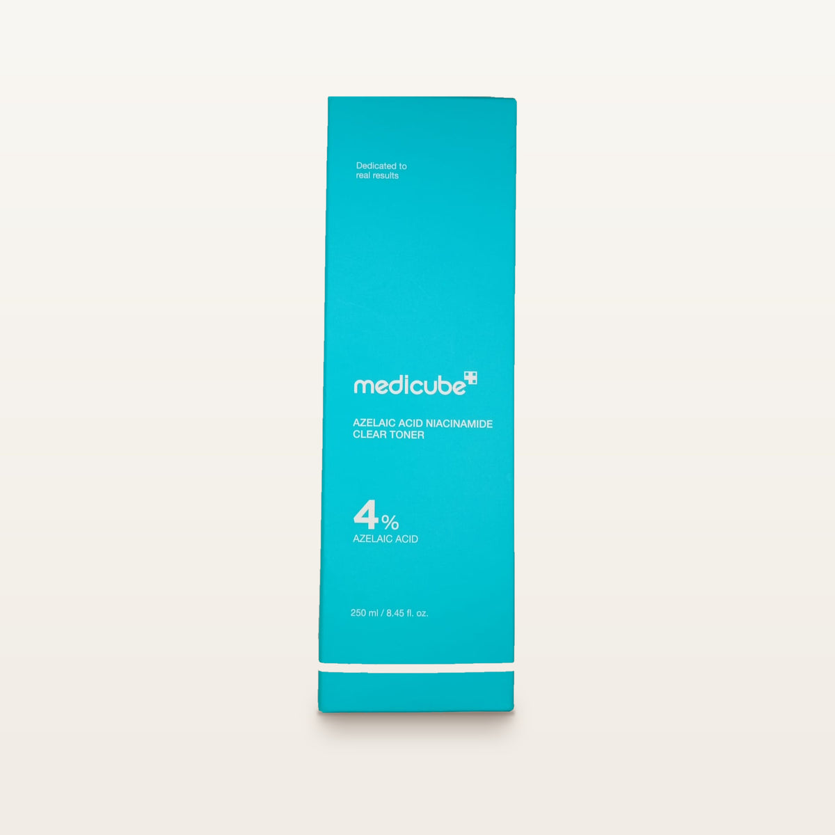 Medicube Azelaic Acid Niacinamide Clear Toner - przód turkusowego pudełka 250 ml na beżowym tle | Ellemania