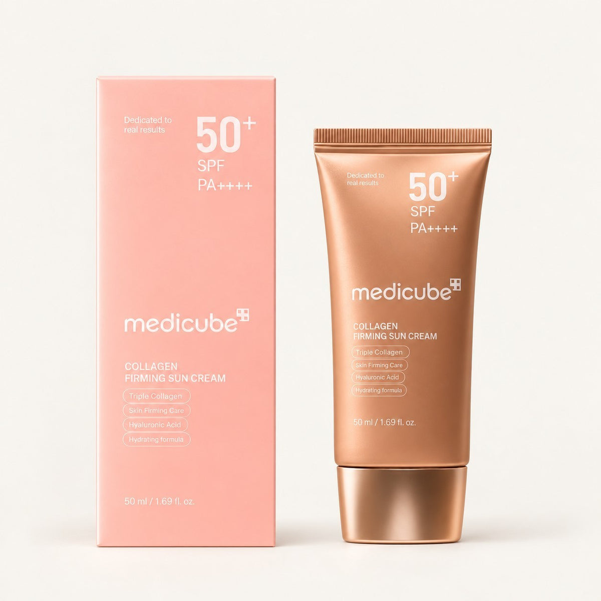 Medicube Collagen Firming Sun Cream SPF 50+ PA++++ - miedziana tuba obok różowego pudełka na jasnym tle | Ellemania