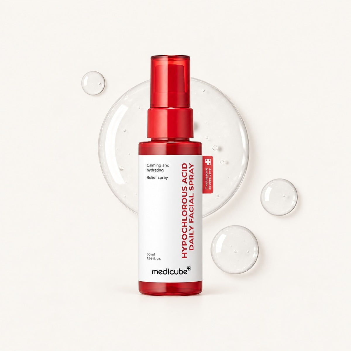 Medicube Hypochlorous Acid Daily Facial Spray - mniejsza czerwona butelka z atomizerem na tle przezroczystej próbki płynu i kropel | Ellemania