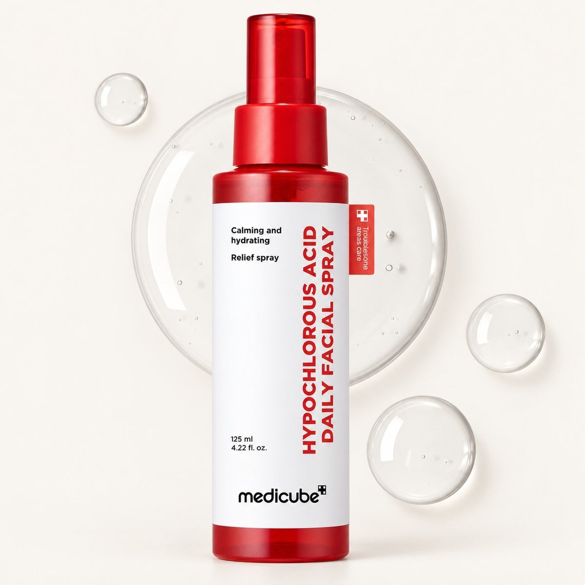 Medicube Hypochlorous Acid Daily Facial Spray - czerwona butelka z atomizerem i białą etykietą na tle przezroczystej próbki płynu | Ellemania