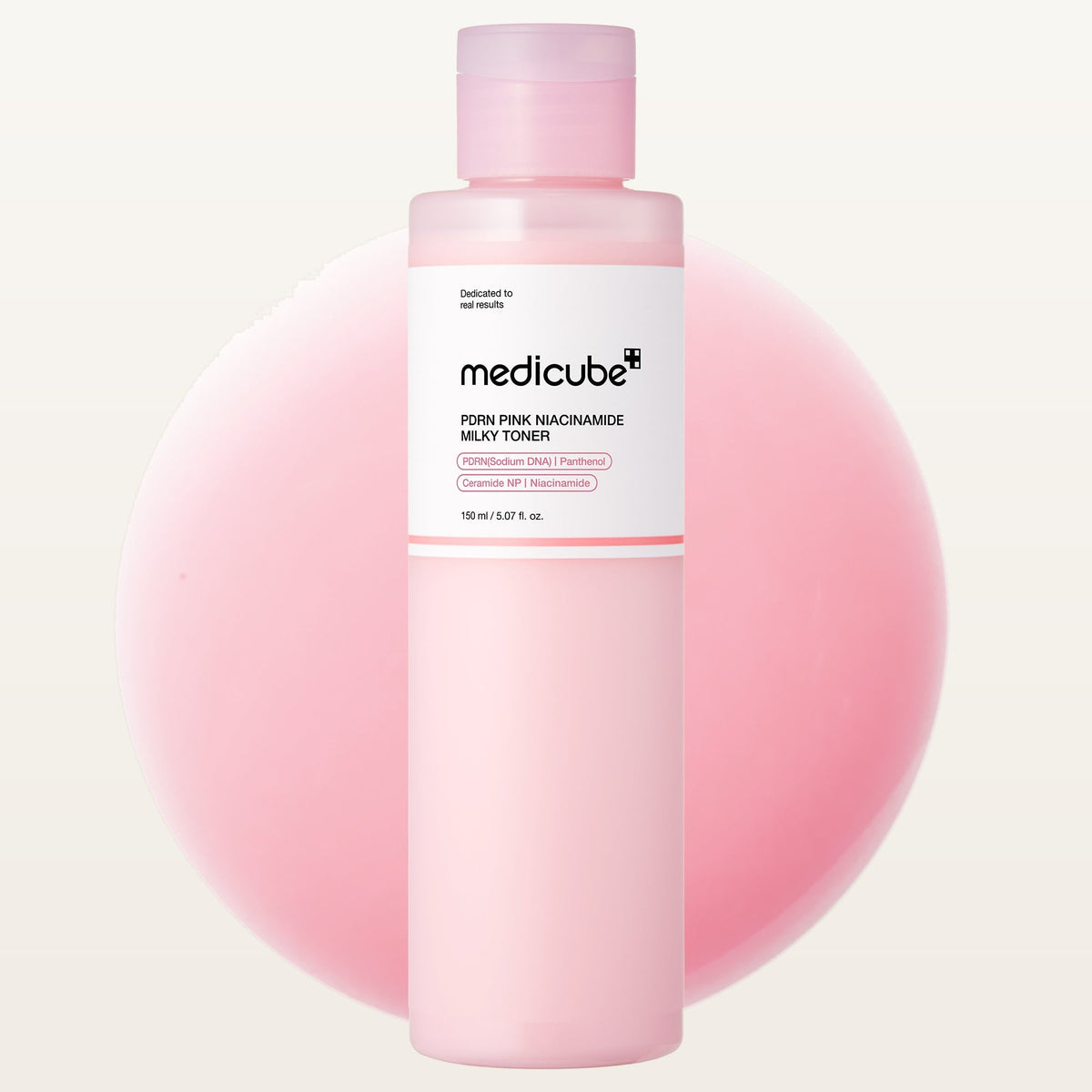 Medicube PDRN Pink Niacinamide Milky Toner - różowa butelka 150 ml na różowym kole | Ellemania
