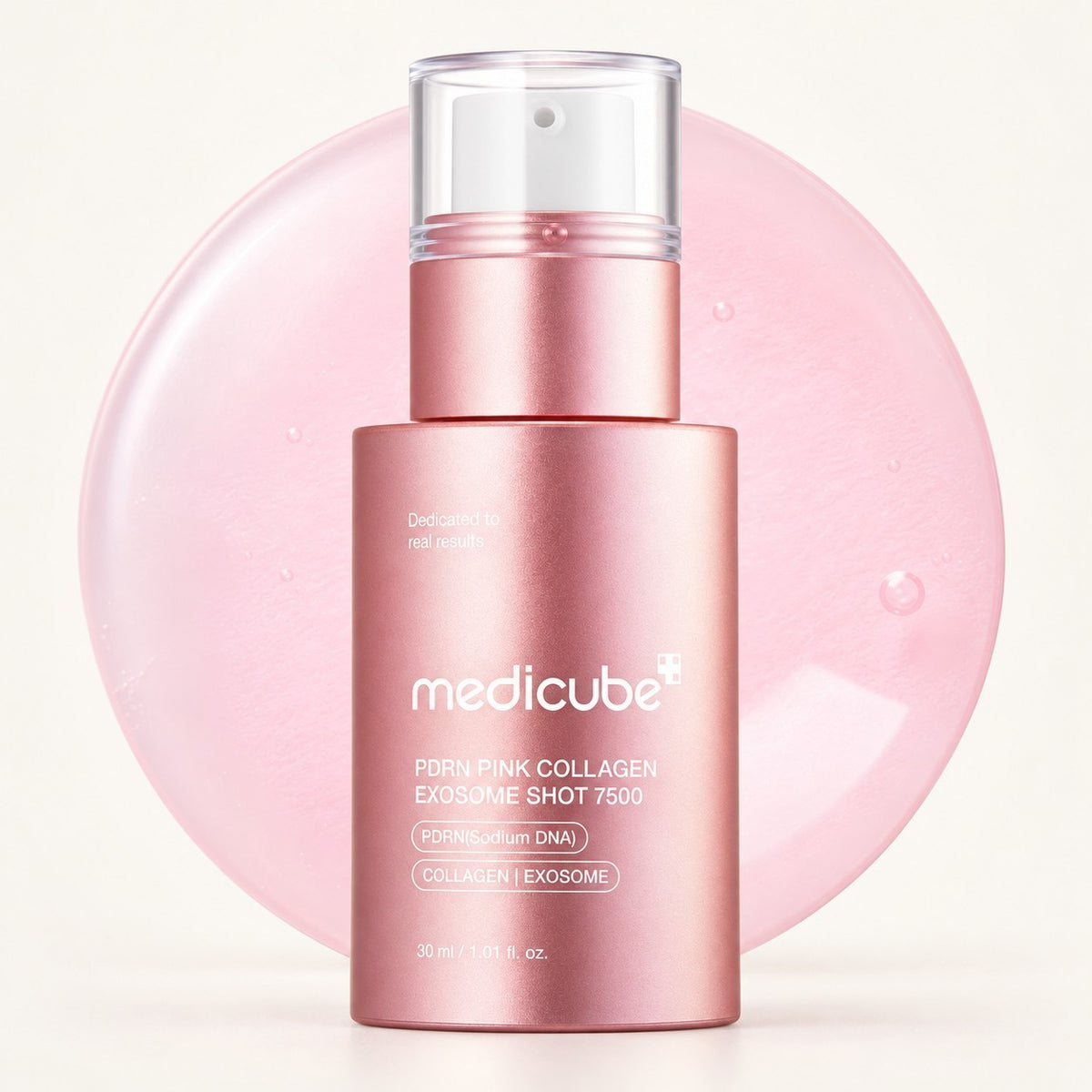 Medicube PDRN Pink Collagen Exosome Shot 7500 - różowa butelka z pompką na tle kropli różowego serum | Ellemania