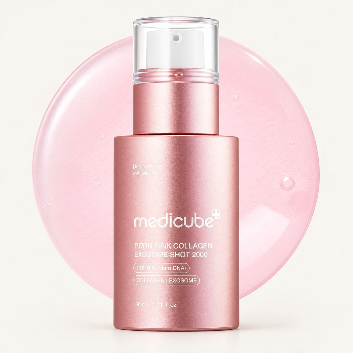 Medicube PDRN Pink Collagen Exosome Shot 2000 - różowa butelka z pompką na tle kropli różowego serum | Ellemania