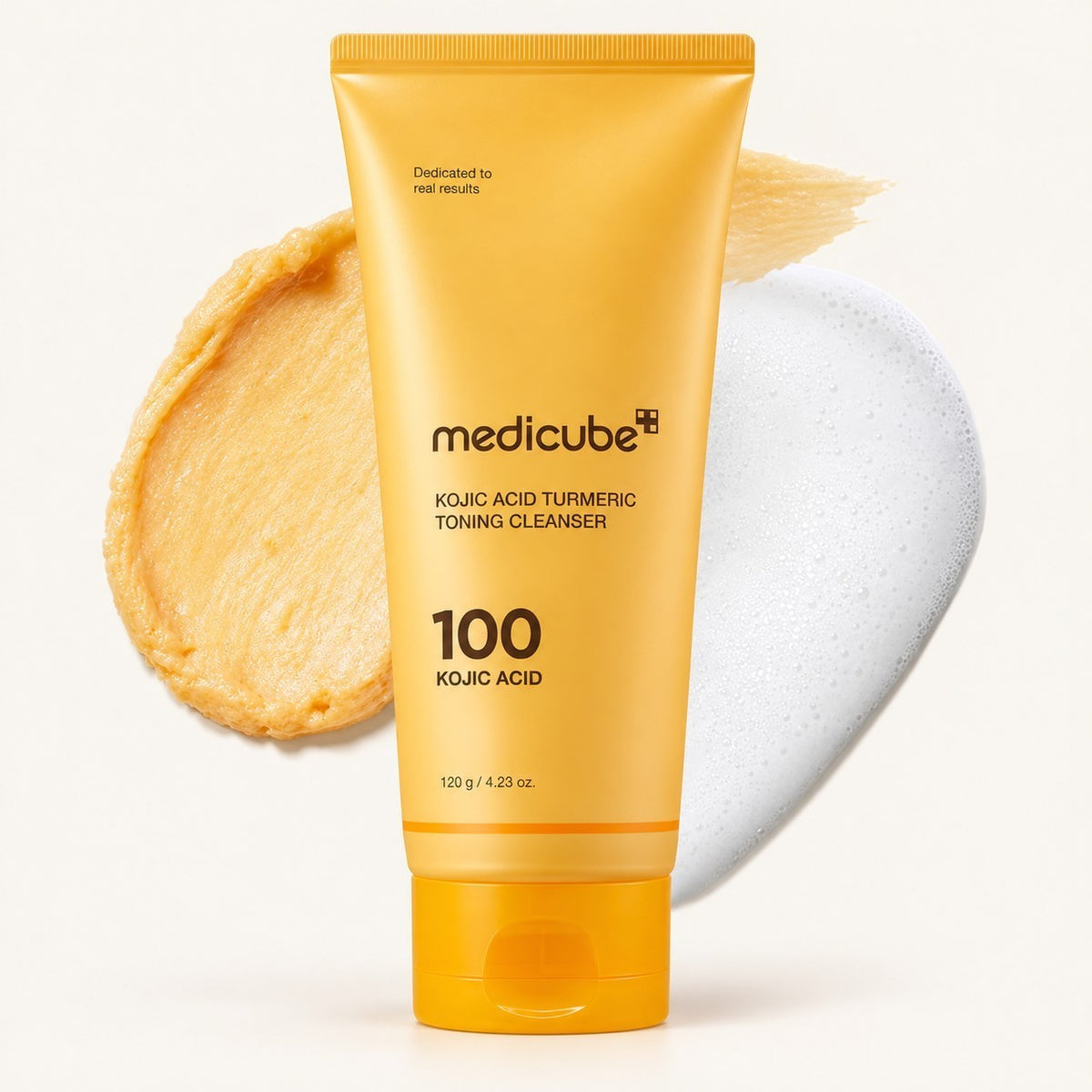 Medicube Kojic Acid Turmeric Toning Cleanser - żółta tuba na tle próbek kremowego żelu i białej piany | Ellemania