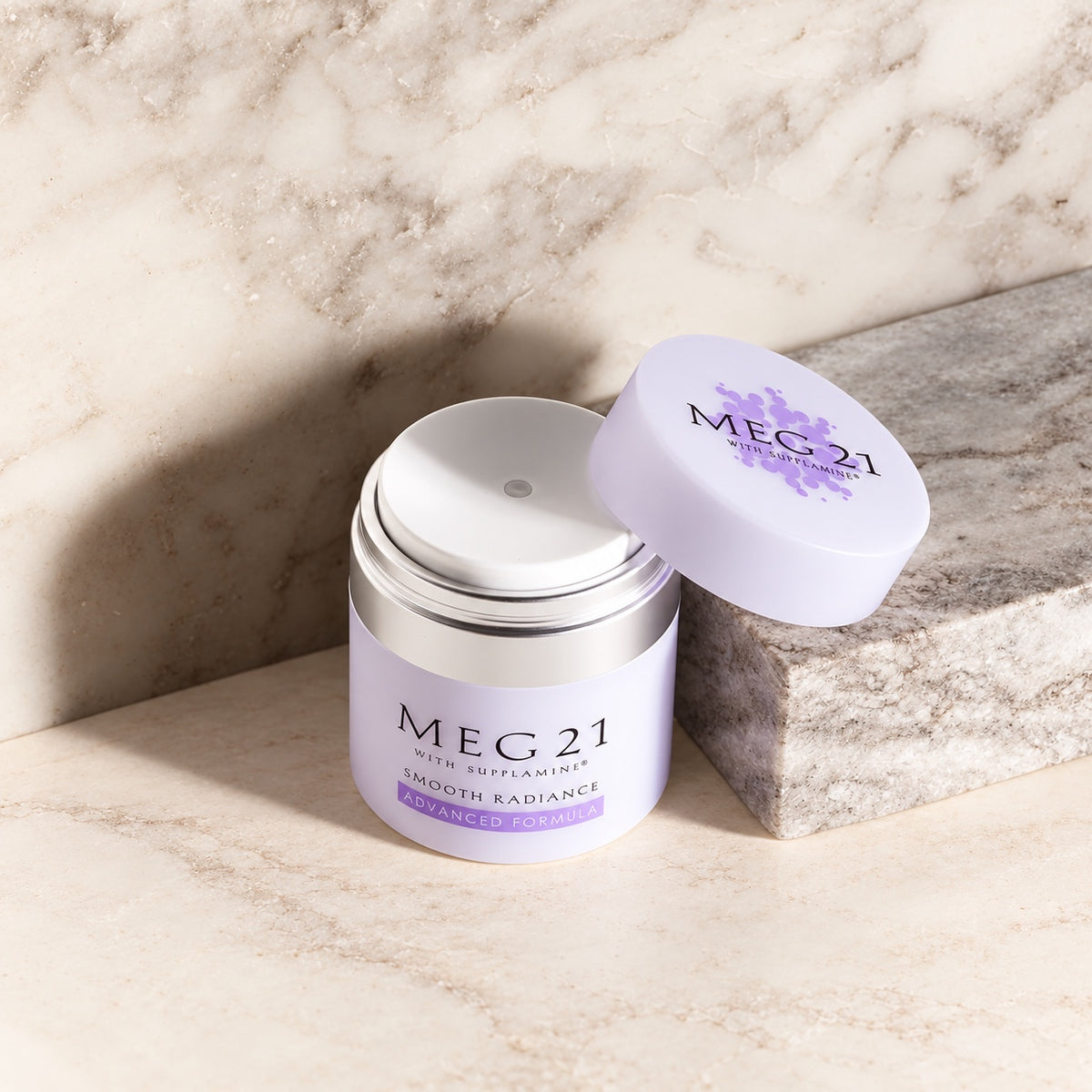 Meg 21 Smooth Radiance Advanced Formula 50 g - otwarty słoik obok pokrywki na marmurowym tle | Ellemania