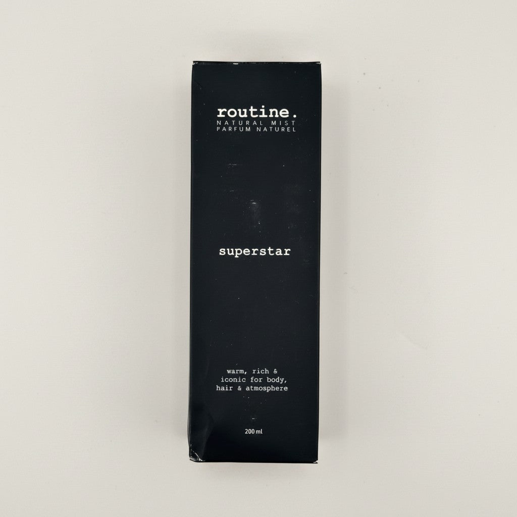 Czarne opakowanie mgiełki Routine Natural Beauty Superstar do ciała, włosów i wnętrz o pojemności 200 ml od ellemania