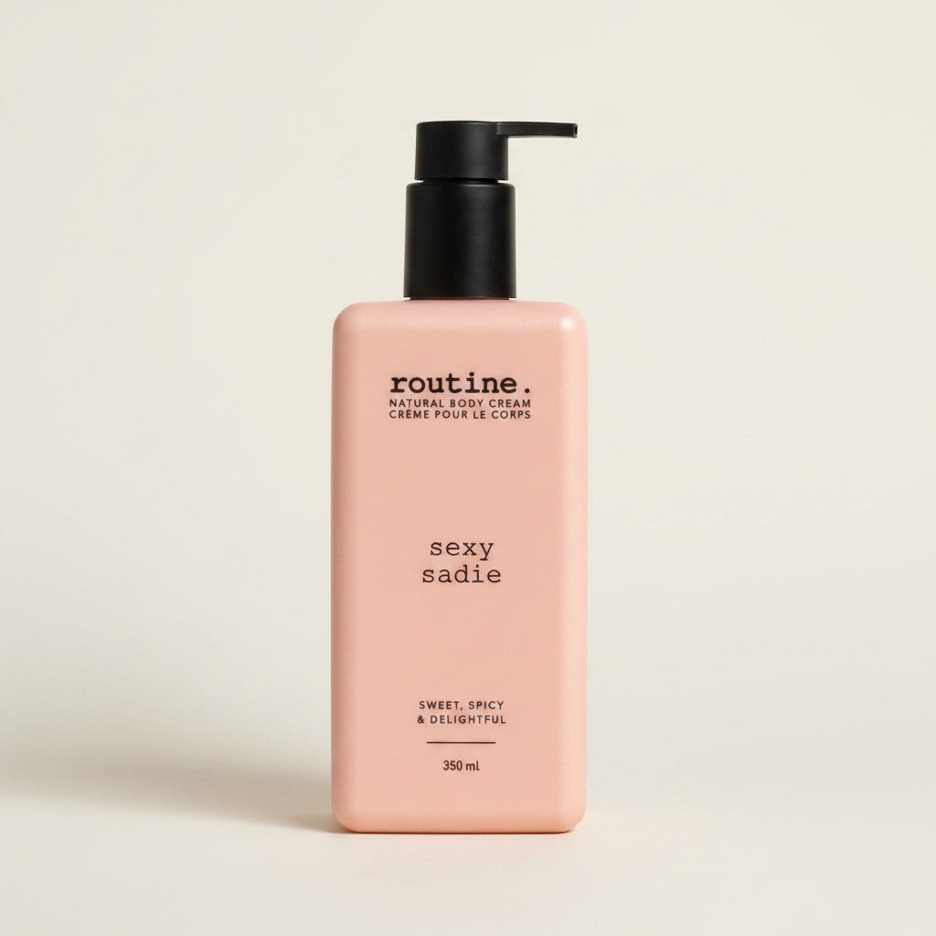 ellemania Routine Natural Beauty nawilżający krem do ciała w różowej butelce z pompką o pojemności 350 ml