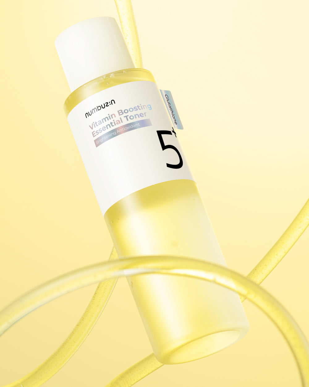 numbuzin No.5 Vitamin Boosting Essential Toner - butelka toneru na żółtym tle | Ellemania