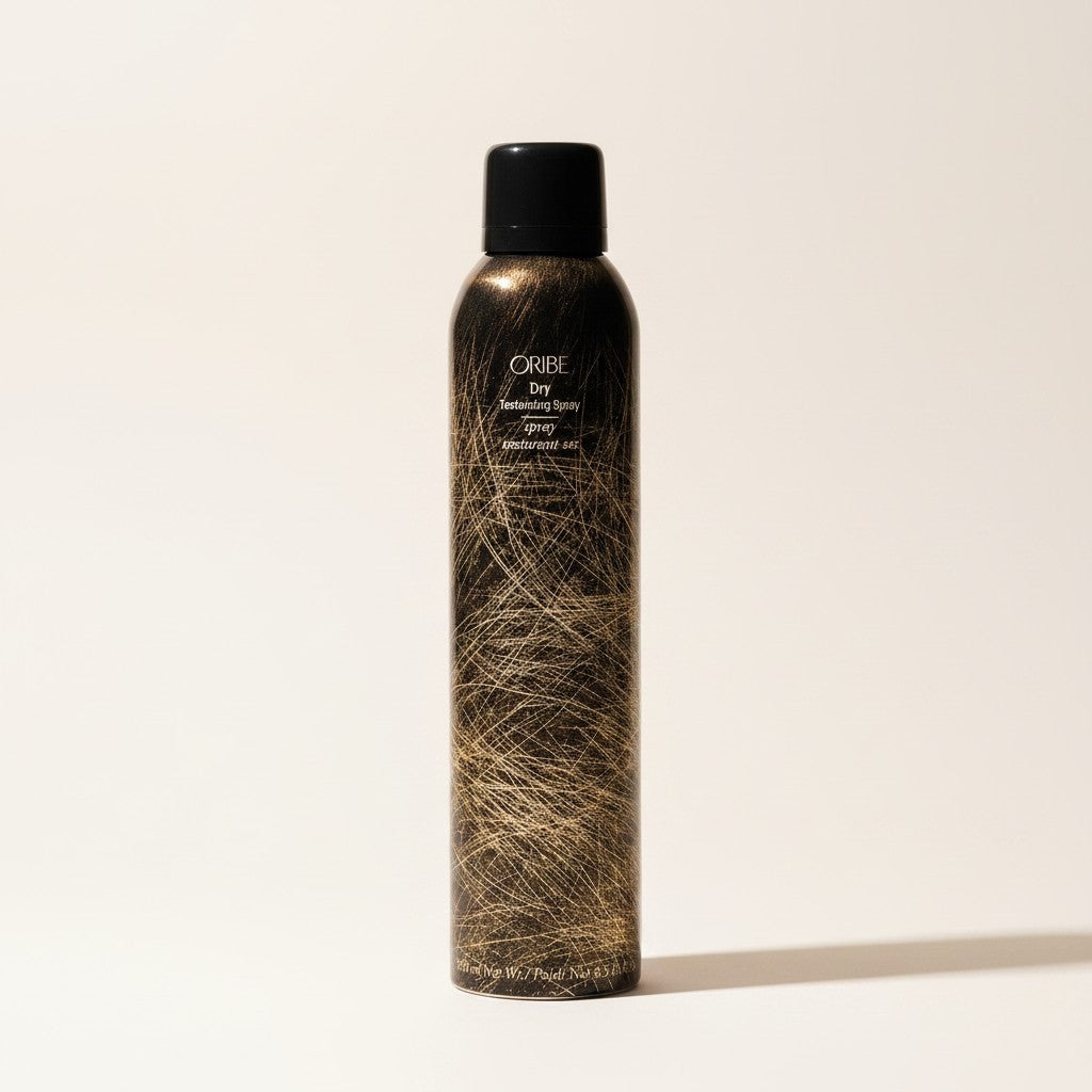 Oribe Dry Texturizing Spray od ellemania w czarnym opakowaniu ze złotym wzorem, zwiększający objętość włosów 300 ml