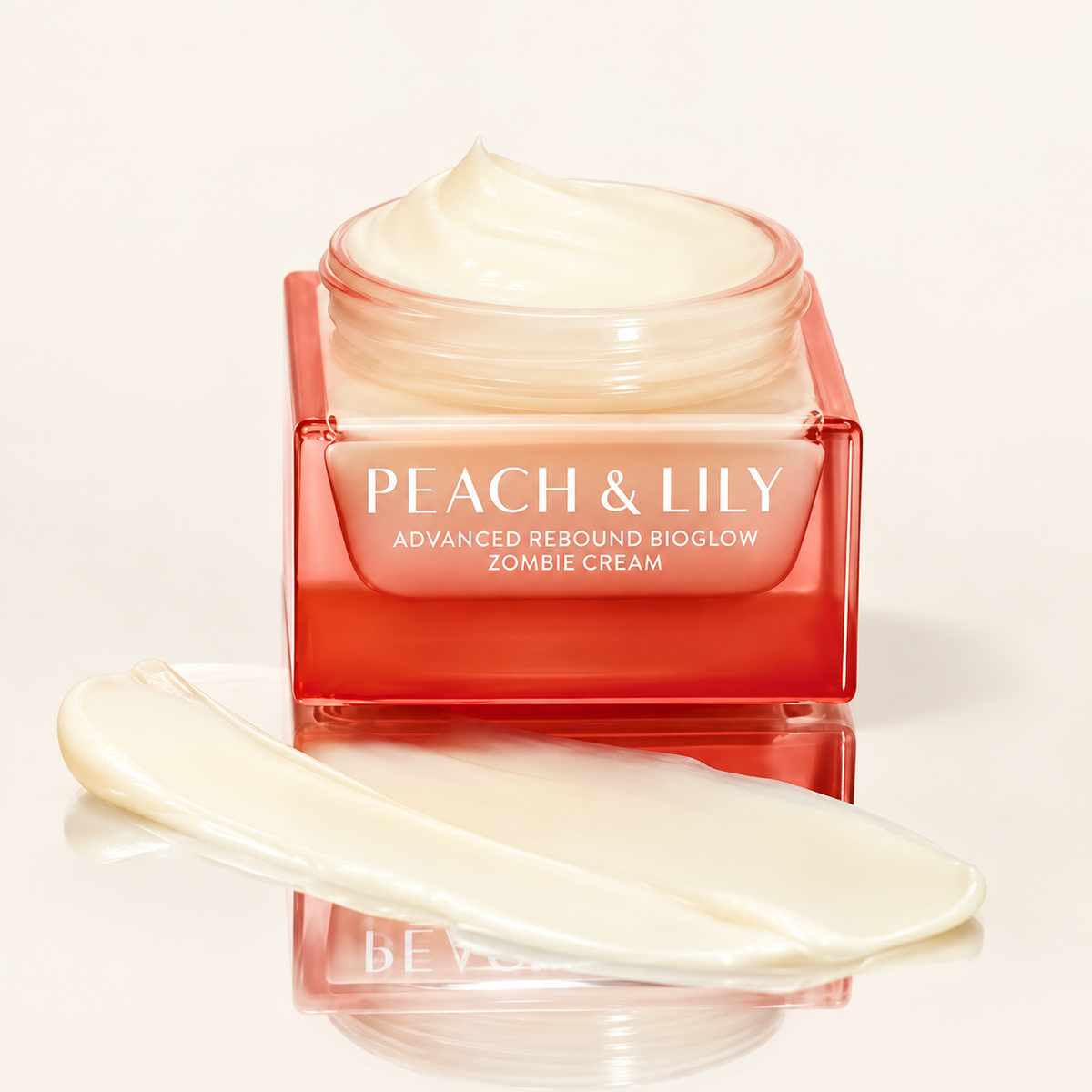 Peach & Lily Advanced Rebound Bioglow Zombie Cream - otwarty słoik z kremem i smuga kremu na odbijającej powierzchni | Ellemania