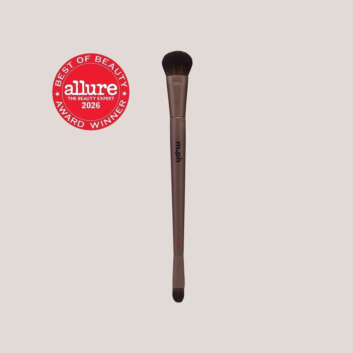 m.ph Underpainting Dual-Ended Sculpting Brush, dwustronny pędzel z brązową rączką i odznaką Allure Best of Beauty 2026 | Ellemania