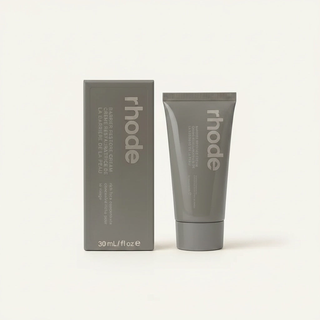 Krem nawilżający Rhode Barrier Restore Cream w szarej tubce i kartoniku, dostępny w sklepie ellemania