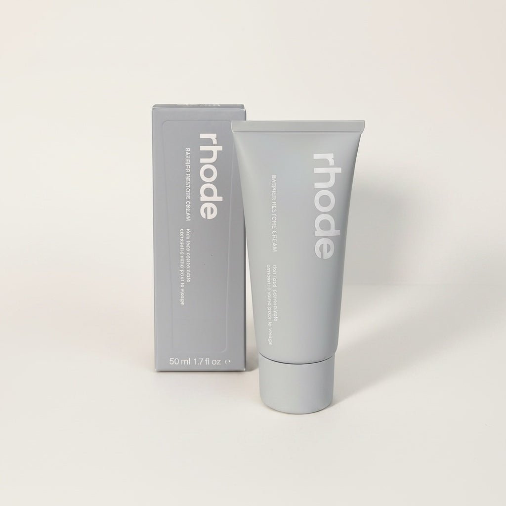 Krem nawilżający Rhode Barrier Restore Cream marki ellemania w szarej tubce i opakowaniu kartonowym