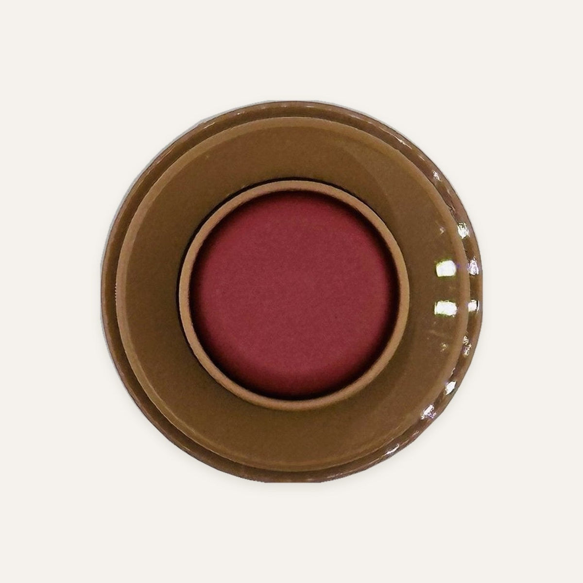Rhode Pocket Blush 2w2, kremowy róż do policzków i ust w wersji z odcieniem bordowym, zbliżenie na wkład z góry | Ellemania