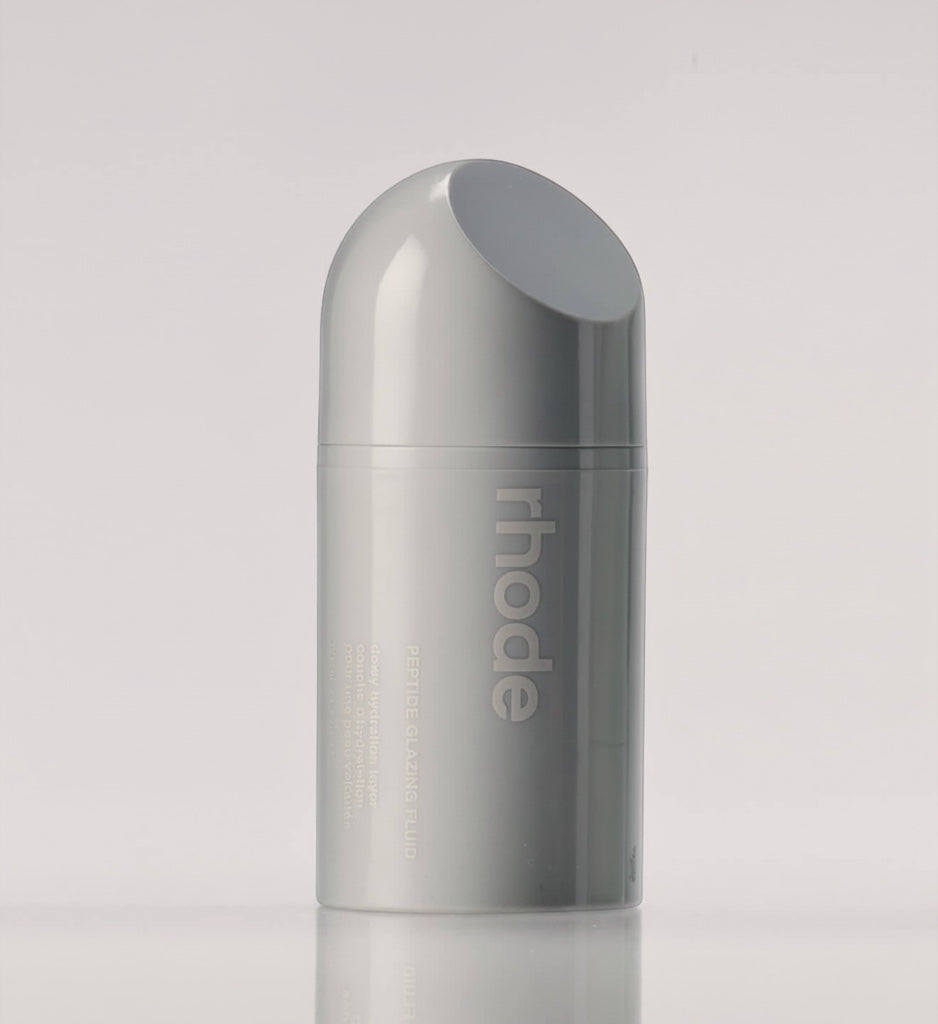 Szare opakowanie serum Rhode Skin Peptide Glazing Fluid marki ellemania z pompką do pielęgnacji twarzy