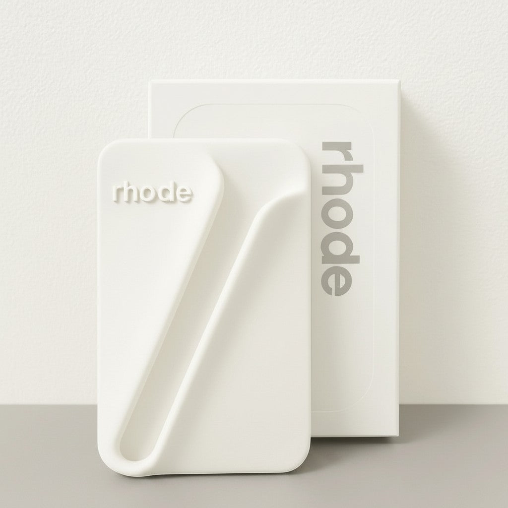 Białe silikonowe etui ellemania Rhode Snap-On Lip Case z uchwytem na błyszczyk i technologią MagSafe na jasnym tle