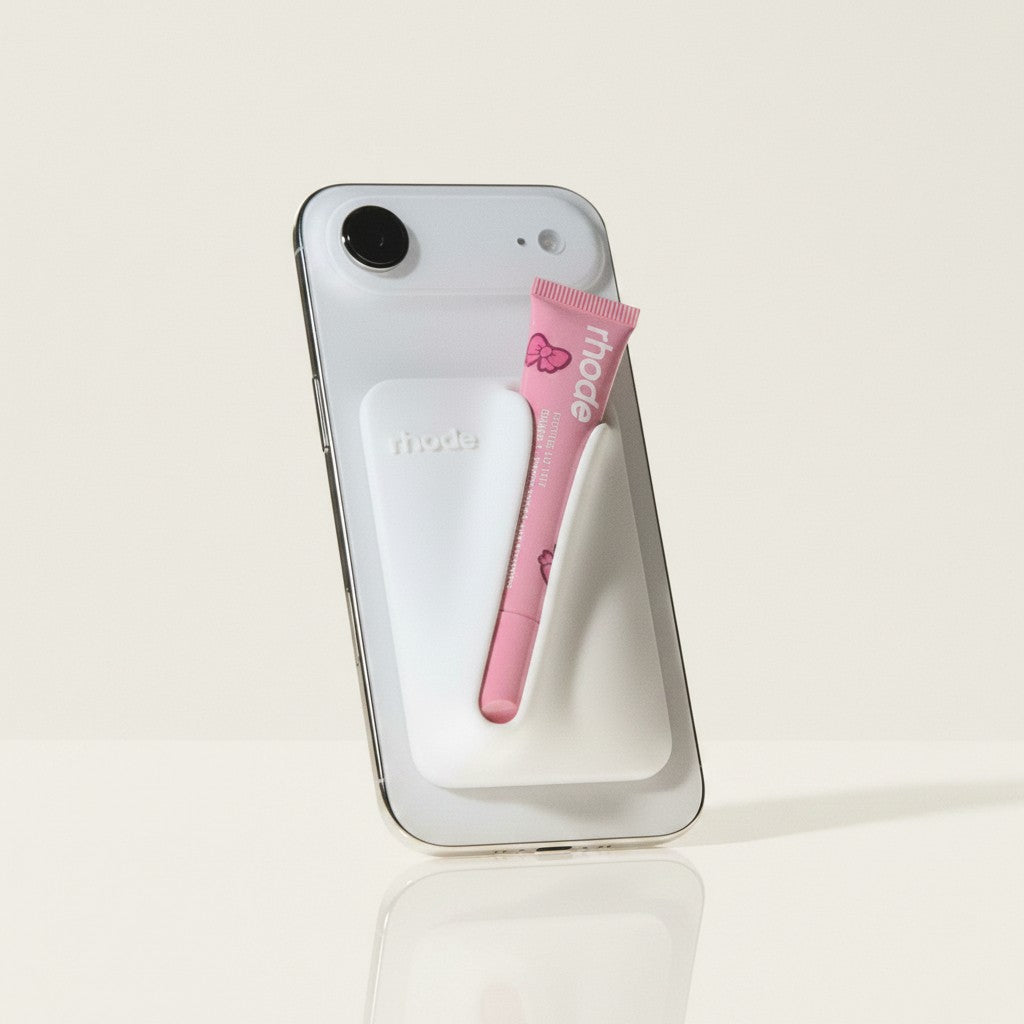 Białe etui ellemania Rhode Snap-On Lip Case z MagSafe i różowym błyszczykiem na telefonie iPhone