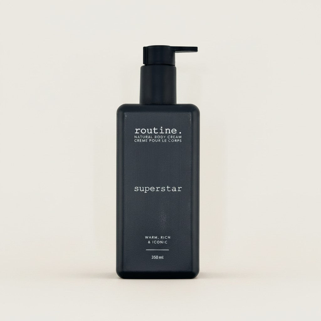 ellemania Routine Natural Beauty nawilżający krem do ciała Superstar w czarnej butelce z pompką o pojemności 350 ml